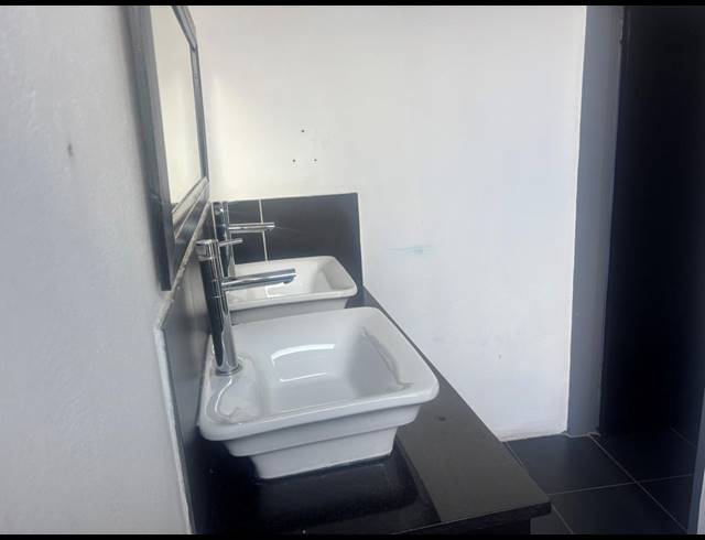 230M² BUILDING TO LET IN SAVOY ESTATE